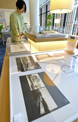会場に展示されている写真や絵はがき