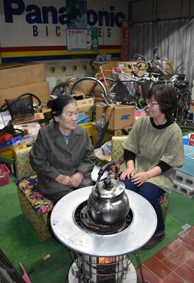 廃業間近の店内で、思い出話に花を咲かせる山形さん（左）と正江さん