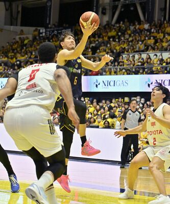 第２クオーター７分、ブレックスの比江島がシュートを決める＝ブレックスアリーナ宇都宮、加藤竜矢撮影