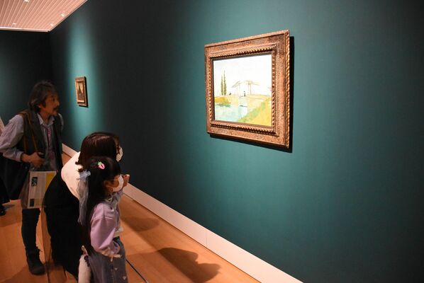 「跳ね橋」に見入る親子連れ＝18日午後、宇都宮美術館