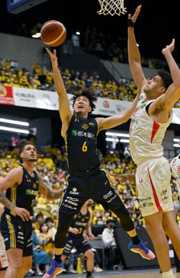 今季最終戦で26得点のエース比江島（中央）。苦しみ続けたシーズンの最後でチームはまとまった＝７日のホーム千葉Ｊ戦