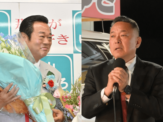 花束を手にする平山氏(左)と、敗戦の弁を述べる小山田氏=3月22日夜、那須町内