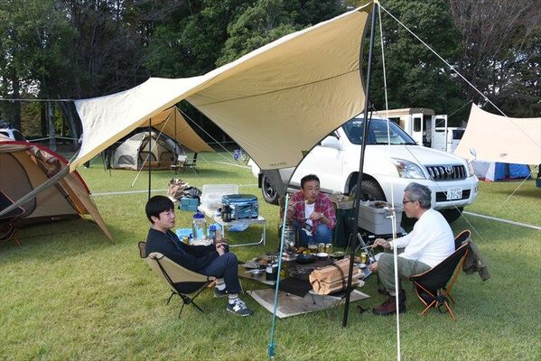 今回初めて企画された、公園内でのキャンプを楽しむ来場者