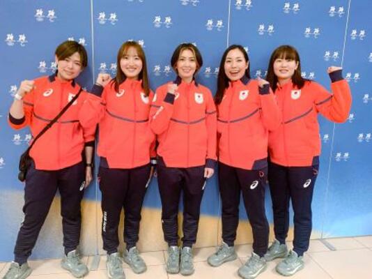 　合宿地のスイスからイタリア入りした、カーリング女子日本代表の（左から）小野寺、小林、吉村、近江谷、小谷＝８日（共同）