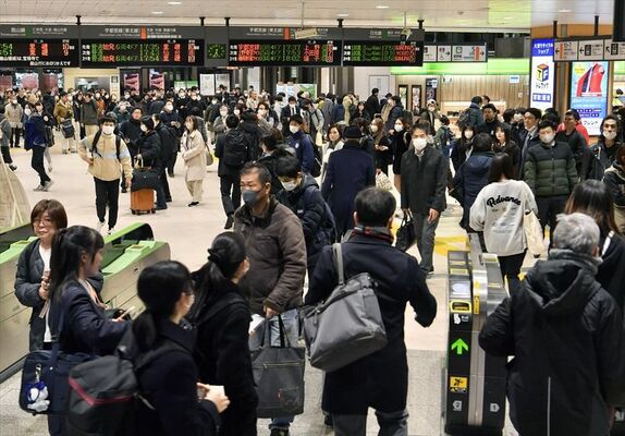 東北新幹線の運転が終日見合わせとなり、混雑する在来線の改札口前＝23日午後５時35分、ＪＲ宇都宮駅