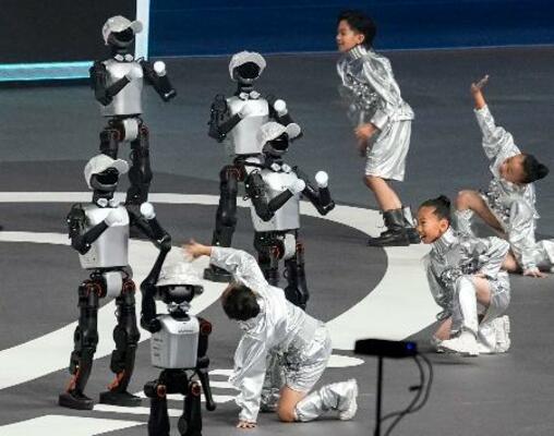 　北京市内で行われた人型ロボットによる世界スポーツ大会の開幕式＝１４日（共同）
