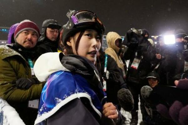 　練習を終え取材に応じるスノーボード女子ビッグエアの村瀬心椛（手前）＝リビーニョ（共同）
