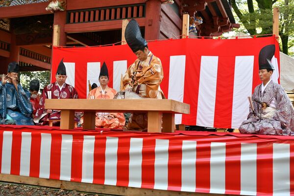 古式にのっとってタイをさばいた庖丁式