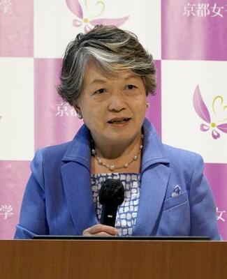 　記者会見する京都女子大の竹安栄子学長＝２５日午前、京都市東山区