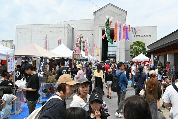 来場客でにぎわうとちぎ山車会館前広場