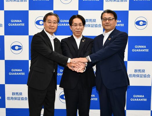 握手を交わす茂呂会長（中央）、青木会長（左）、鈴木会長＝前橋市
