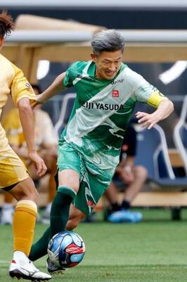 5、6位決定戦、J2・J3東B―J2・J3西A 攻め込むJ2・J3東Bの三浦=MUFG国立