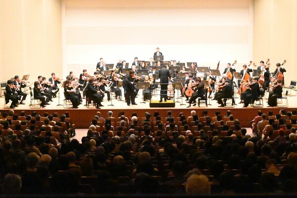 1400人の観客を魅了した公演=24日午後、県総合文化センター