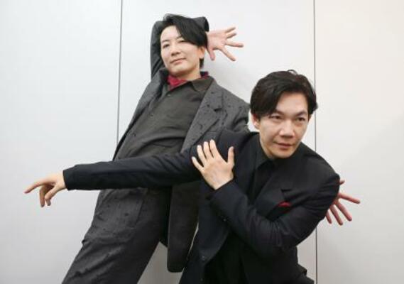 　ポーズをとる「ＤＡＺＺＬＥ」の長谷川達也（左）と飯塚浩一郎＝東京都港区