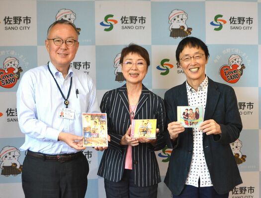 年末、市文化会館で「５０周年記念コンサート」を開くダ・カーポの榊原まさとしさん、広子さん夫妻（右側２人）と、金子市長