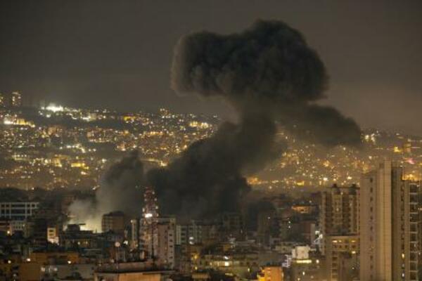 　イスラエルの攻撃を受け煙が上がるレバノン・ベイルートの街＝５日（ゲッティ＝共同）