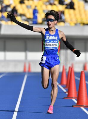 １区で区間賞となり、チームの連覇に貢献した那須塩原Ａの東泉＝カンセキスタジアムとちぎ