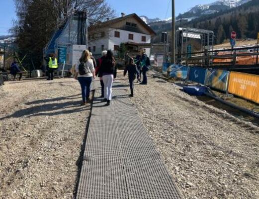 ミラノ・コルティナ冬季パラリンピックの会場に続く、砂利道にマットを敷いた通路=3月、イタリア・テーゼロ(共同)