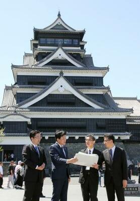 　熊本城を視察し、復旧状況について説明を受ける木原官房長官（左から２人目）＝１６日午後、熊本市