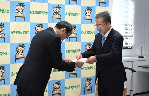 署名と要望書を佐瀬参事（左）に手渡す高野会長＝27日午後、県庁南別館