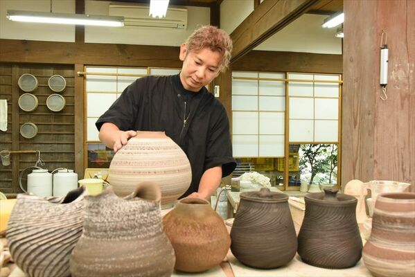 益子国際工芸交流館の工房で創作する石田さん