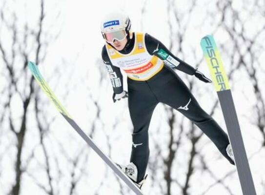 W杯ジャンプ女子個人第6戦で飛躍する丸山希=ビスワ(共同)