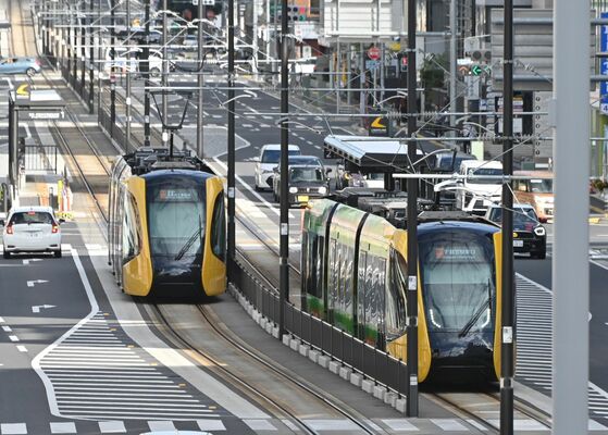 再生エネルギー100％で走行するLRT車両。「脱炭素」を象徴する施策の一つだ