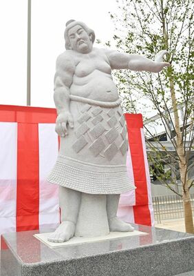 威風堂々とした明石志賀之助の石像
