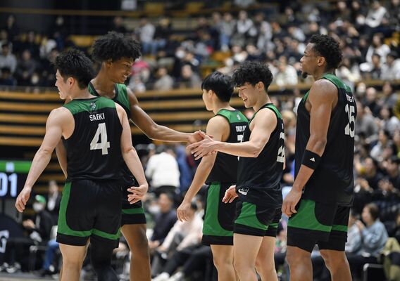 優勝を決め、笑顔で喜び合う白鴎大の選手たち＝東京都大田区の大田区総合体育館