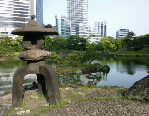 　旧芝離宮恩賜庭園の雪見灯籠と池＝東京都港区