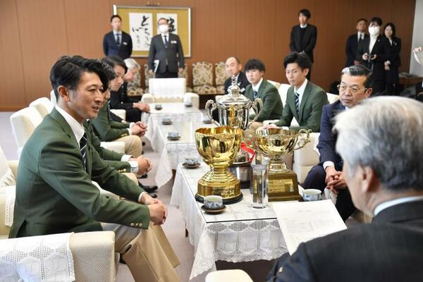 福田知事（手前）に２４年シーズンの成績を報告するリーベの福田監督（左）ら＝県庁