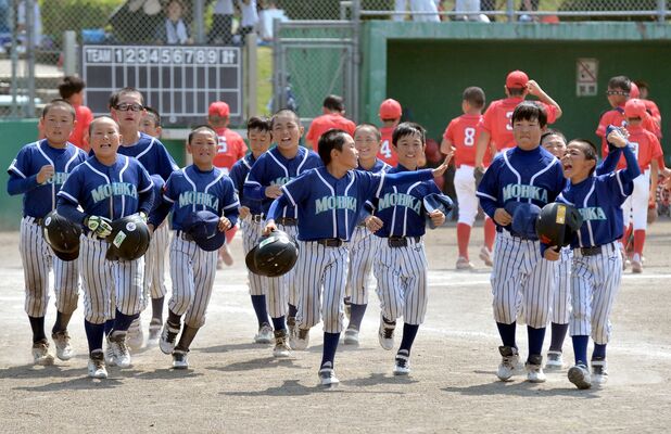 タイブレークの激戦を制し、喜ぶ真岡クラブの選手たち＝下野別処山Ａ
