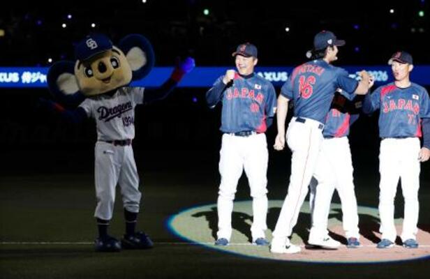 　壮行試合のセレモニーに登場した中日のマスコット「ドアラ」。大谷（１６）とタッチを交わそうとしたが、スルーされてしまった＝バンテリンドーム