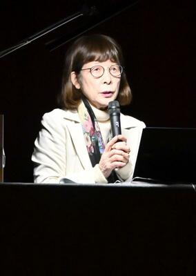 中学生を前に講話する美谷島さん