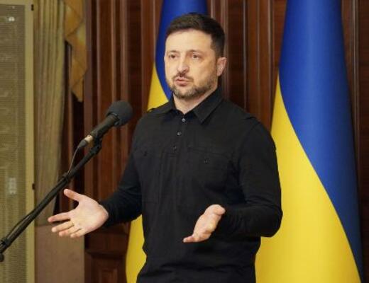 　３日、ウクライナ大統領府で記者団に語るゼレンスキー大統領＝キーウ