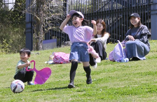 汗ばむ陽気の中で遊ぶ子どもたち＝１１日午前１１時４０分、佐野市堀米町、加藤竜矢撮影