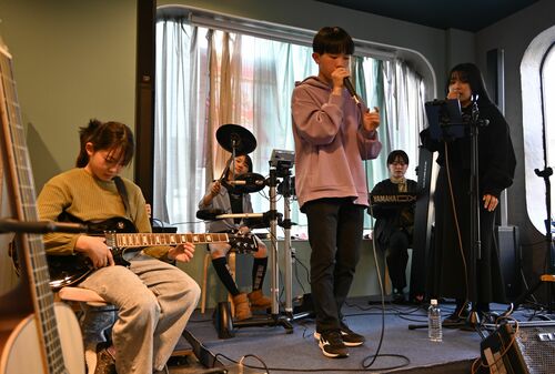 ガンダラカフェでセッションを楽しむ子どもたち