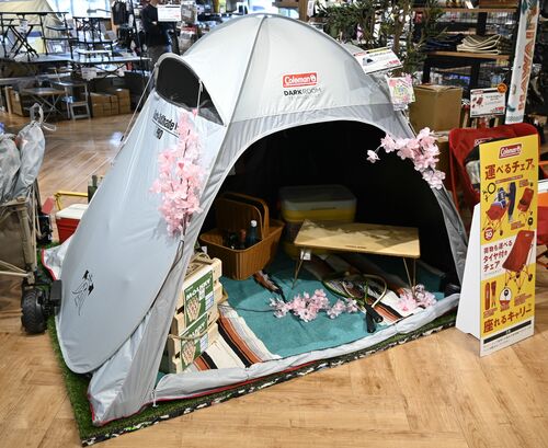 簡単に広げられて畳むとコンパクトなサンシェード