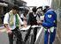 自転車で下校中の高校生に交通安全を呼びかける警察官ら＝25日午後、宇都宮市桜３丁目