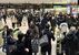 東北新幹線の運転が終日見合わせとなり、混雑する在来線の改札口前＝23日午後５時35分、ＪＲ宇都宮駅