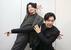 　ポーズをとる「ＤＡＺＺＬＥ」の長谷川達也（左）と飯塚浩一郎＝東京都港区