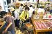 開店直後にトマトを買い求める客たち