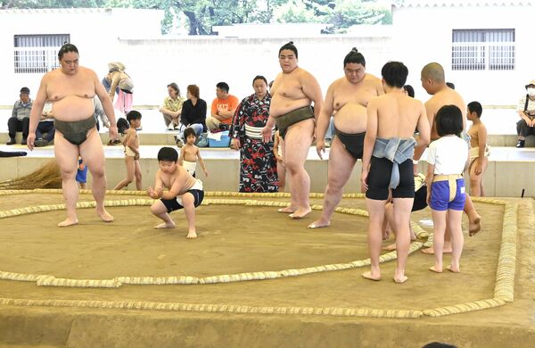 すり足の指導を行う地元出身力士ら
