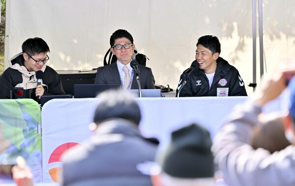 ライブ中継の解説を務めるブリッツェンの小野寺(右)=2025年3月30日、宇都宮市、森田大地撮影