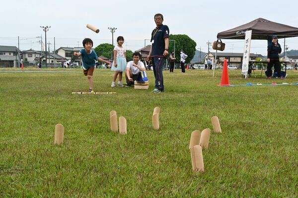 モルックに挑戦する親子