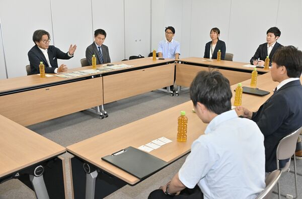 下野新聞社を訪れ懇談する野々村チェアマン（左奥）＝29日午後３時５分、宇都宮市昭和１丁目