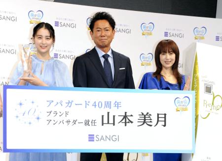 　イベントに登場した（左から）山本美月、東幹久、高岡早紀＝３１日、東京都千代田区