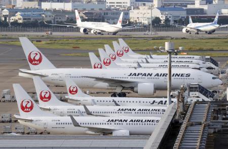 羽田空港に駐機する日航機=2020年10月