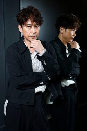 　ポーズをとる坂本昌行