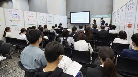 　教員の働き方改革推進のため全国に先駆け都が設立した公益財団法人ＴＥＰＲＯ（ティープロ）のブース。幅広い年代の多彩な参加者が集まった＝東京都教委提供